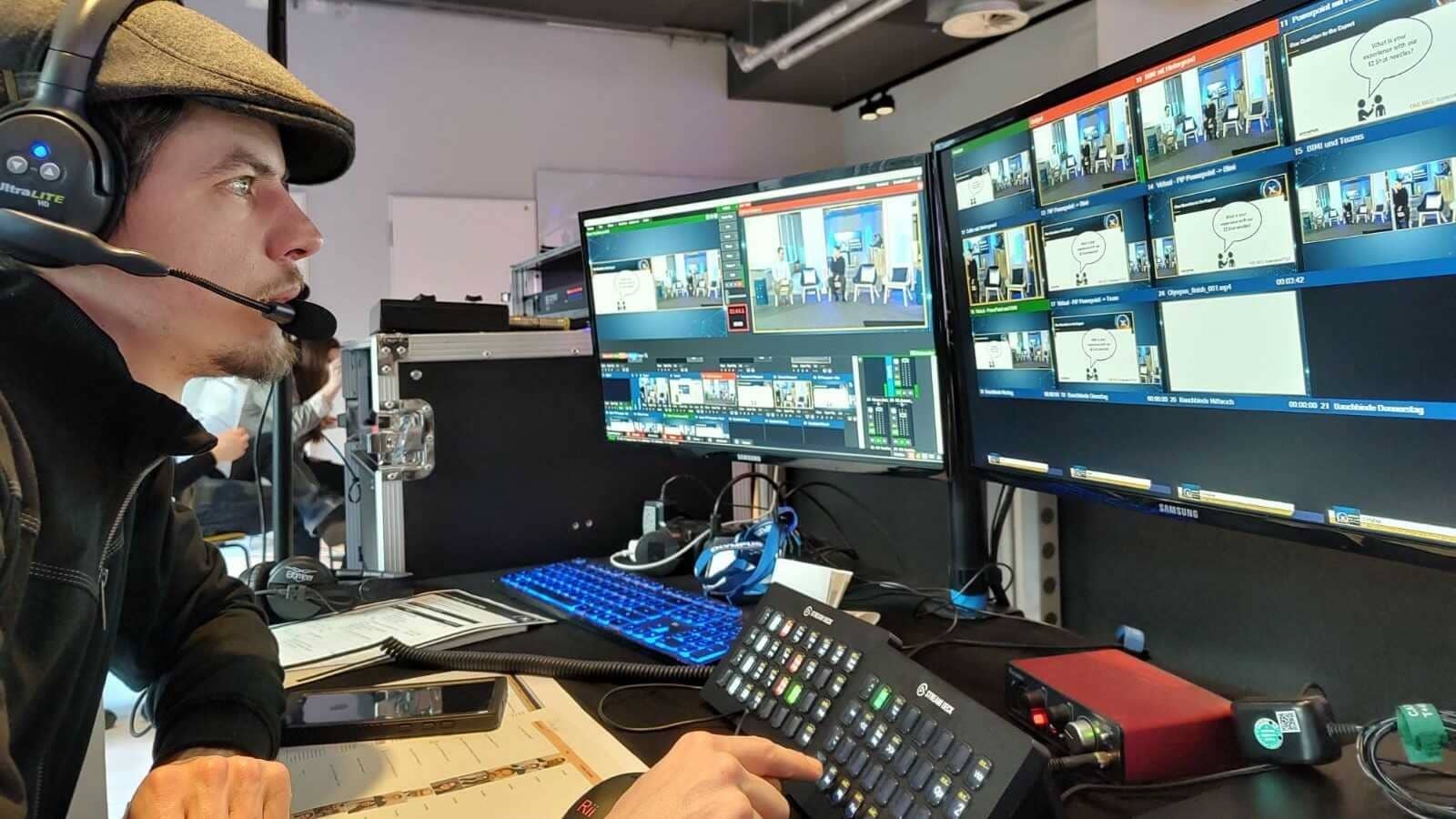 Diese Bild zeigt einen Videotechniker in der Regie an einem Streaming-Setup. Hier kommen alle Bild- und Tonsignale zusammen und werden zusammengefügt. Das fertige Signal wird dann gestreamt.